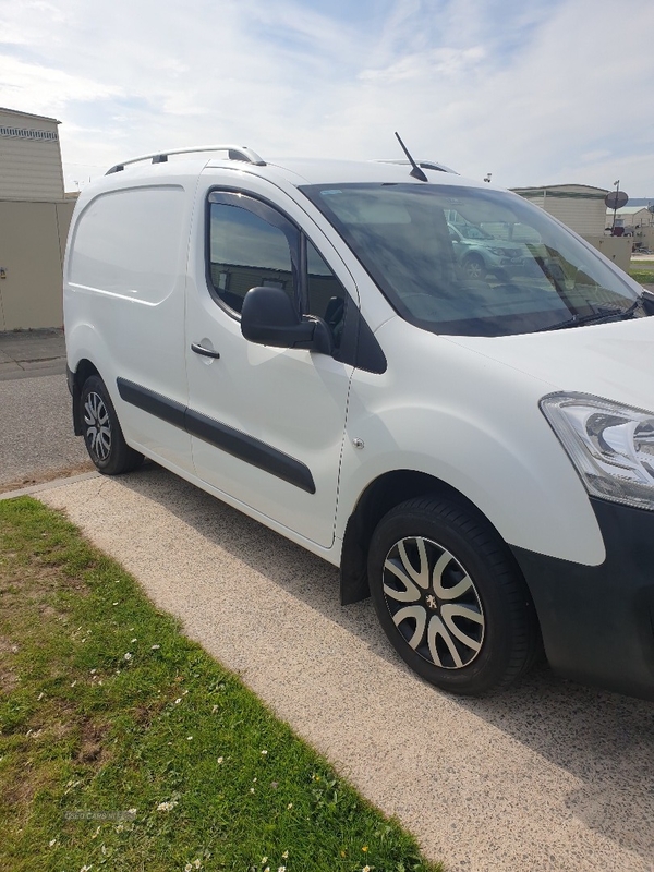 Peugeot Partner 850 1.6 BlueHDi 100 Professional Van [non SS] in Down