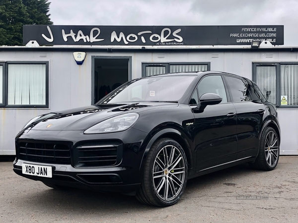 Porsche Cayenne E-Hybrid in Down