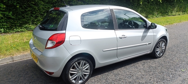 Renault Clio 1.2 16V Dynamique TomTom 3dr in Down