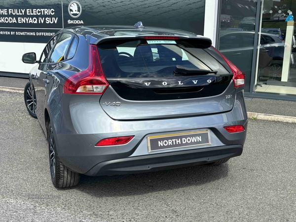 Volvo V40 T2 [122] Momentum 5dr in Down