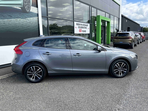 Volvo V40 T2 [122] Momentum 5dr in Down