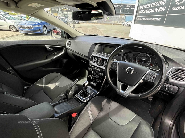 Volvo V40 T2 [122] Momentum 5dr in Down