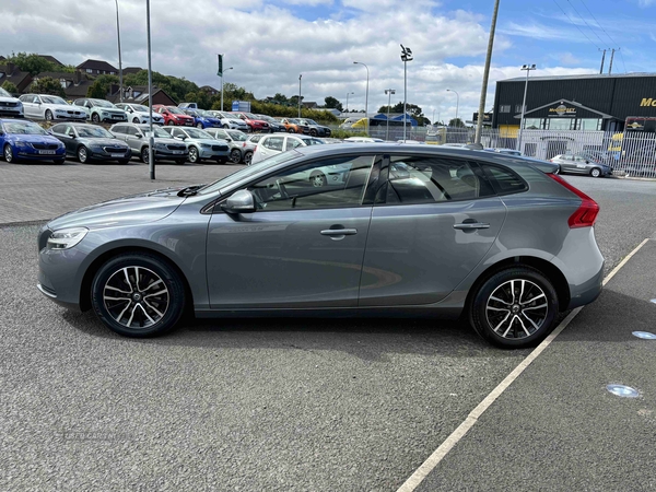 Volvo V40 T2 [122] Momentum 5dr in Down