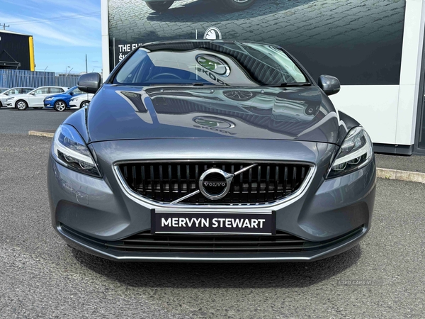 Volvo V40 T2 [122] Momentum 5dr in Down