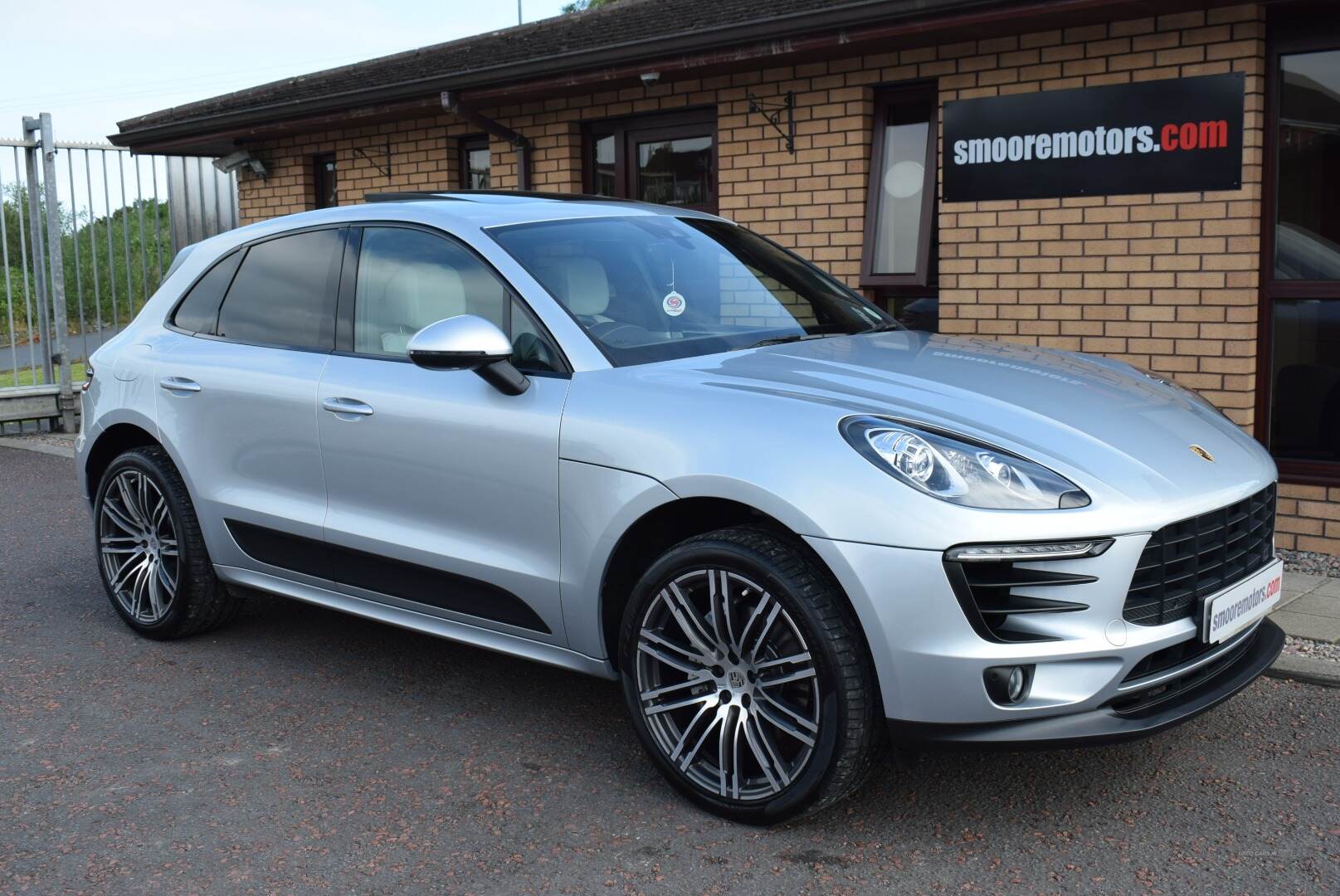 Porsche Macan ESTATE in Antrim