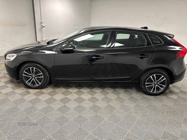 Volvo V40 D2 MOMENTUM NAV PLUS REVERSE CAMERA, ALLOY WHEELS in Down