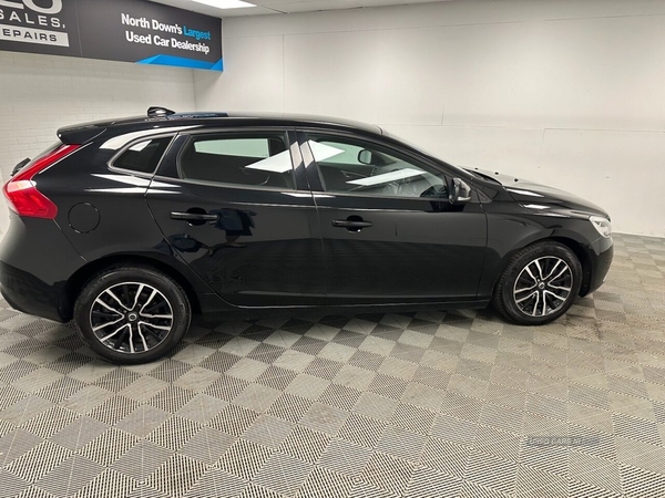 Volvo V40 D2 MOMENTUM NAV PLUS REVERSE CAMERA, ALLOY WHEELS in Down