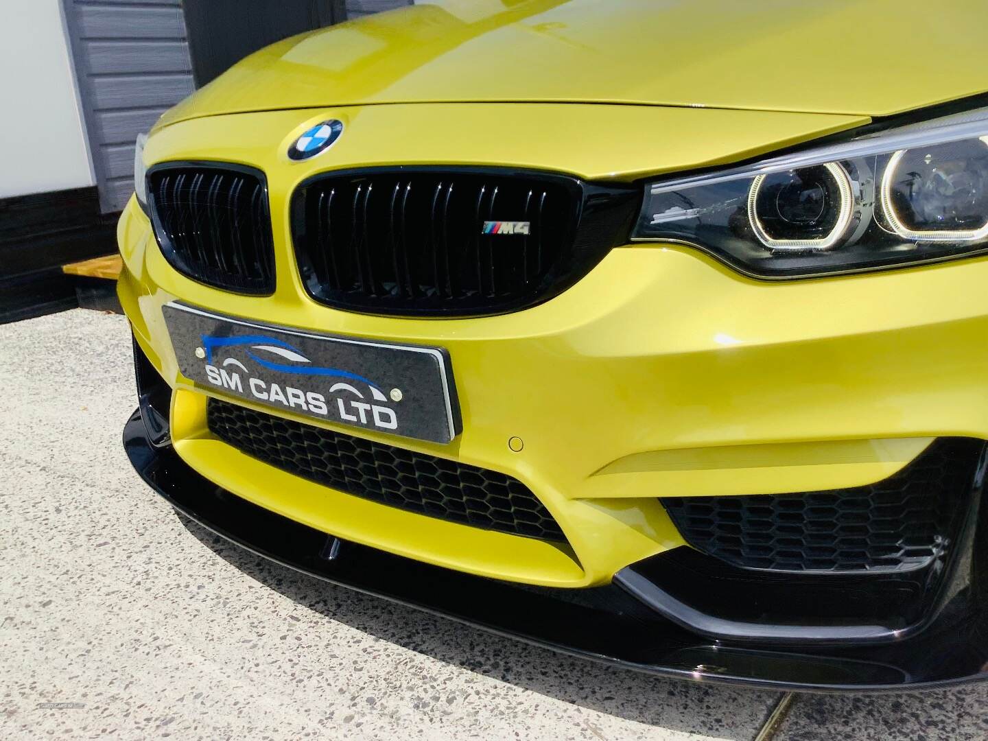 BMW M4 COUPE in Down