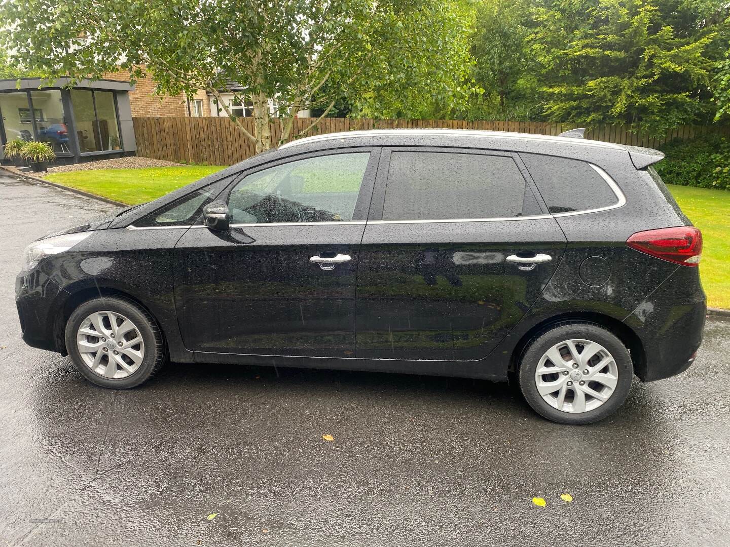 Kia Carens DIESEL ESTATE in Tyrone