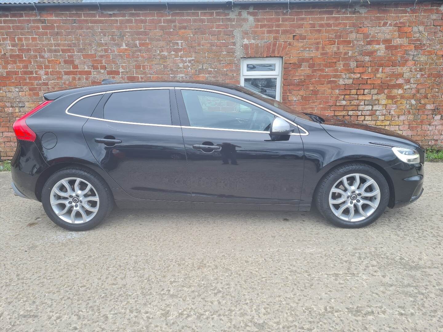 Volvo V40 HATCHBACK in Derry / Londonderry