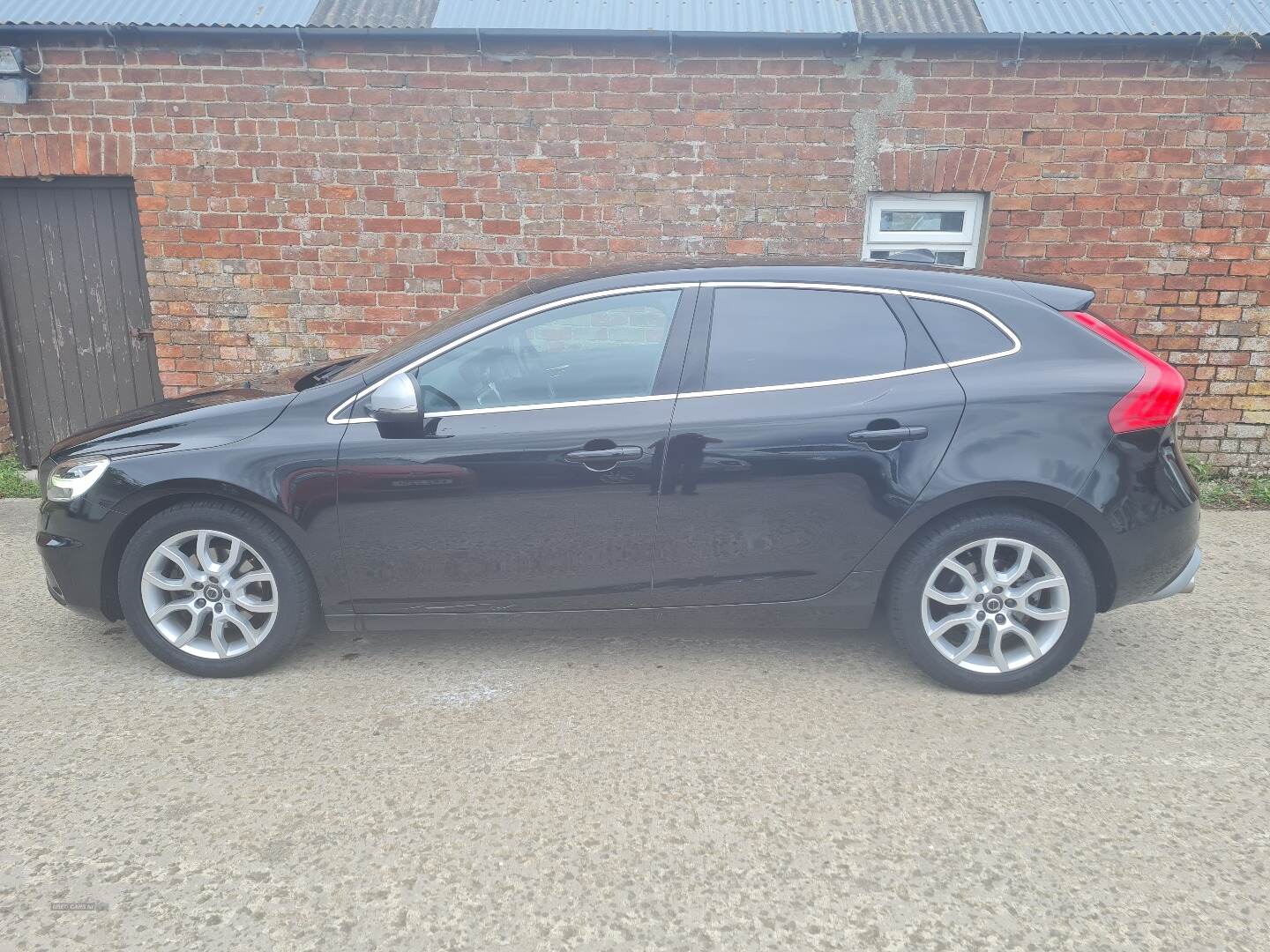 Volvo V40 HATCHBACK in Derry / Londonderry