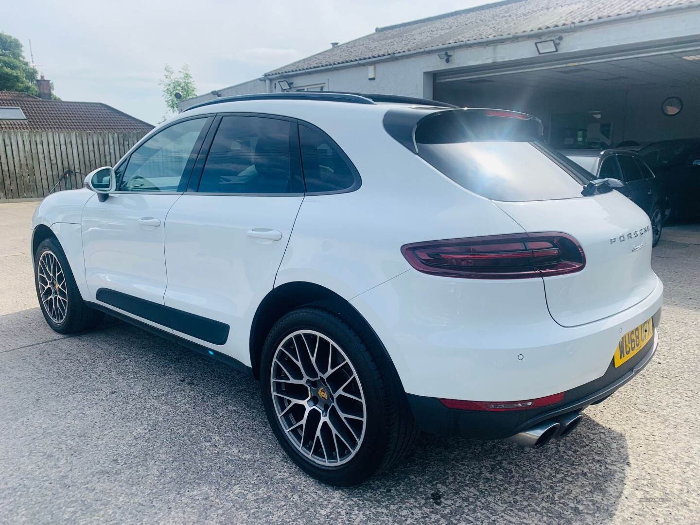 Porsche Macan ESTATE in Down