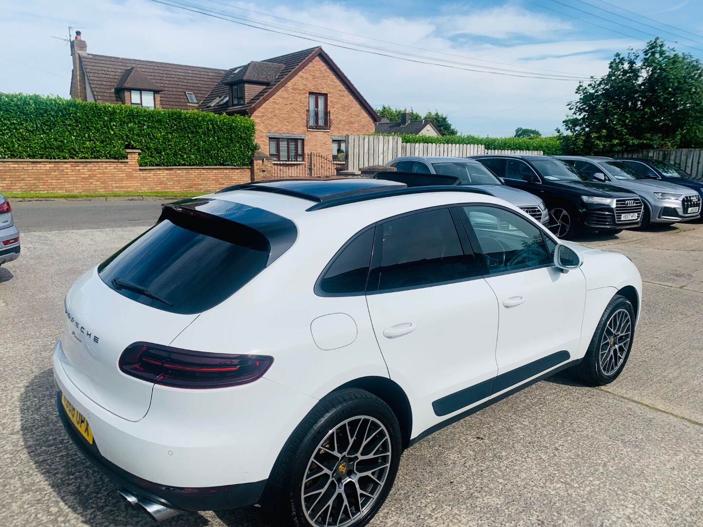 Porsche Macan ESTATE in Down