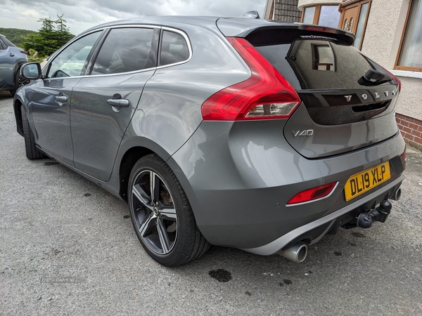 Volvo V40 T2 [122] R DESIGN Edition 5dr Geartronic in Down