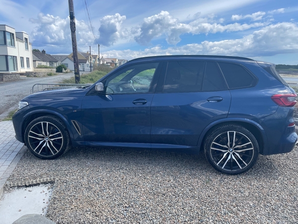 BMW X5 M50d in Down