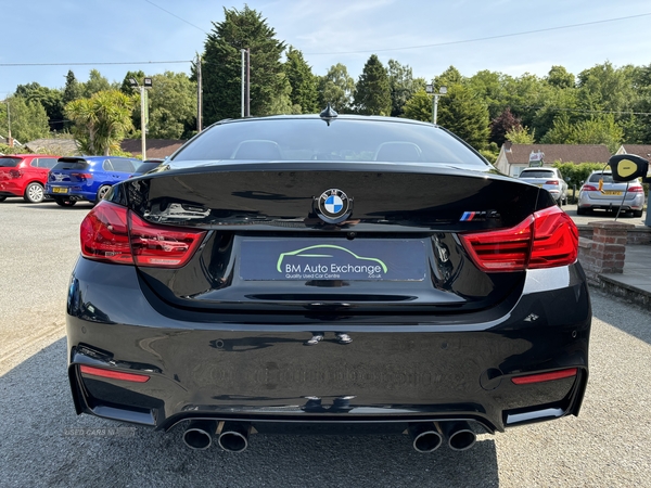 BMW M4 COUPE in Down