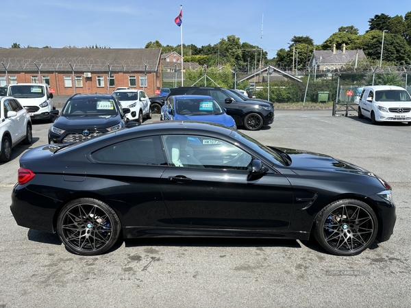 BMW M4 COUPE in Down