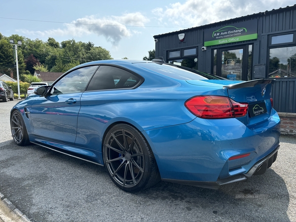 BMW M4 COUPE in Down