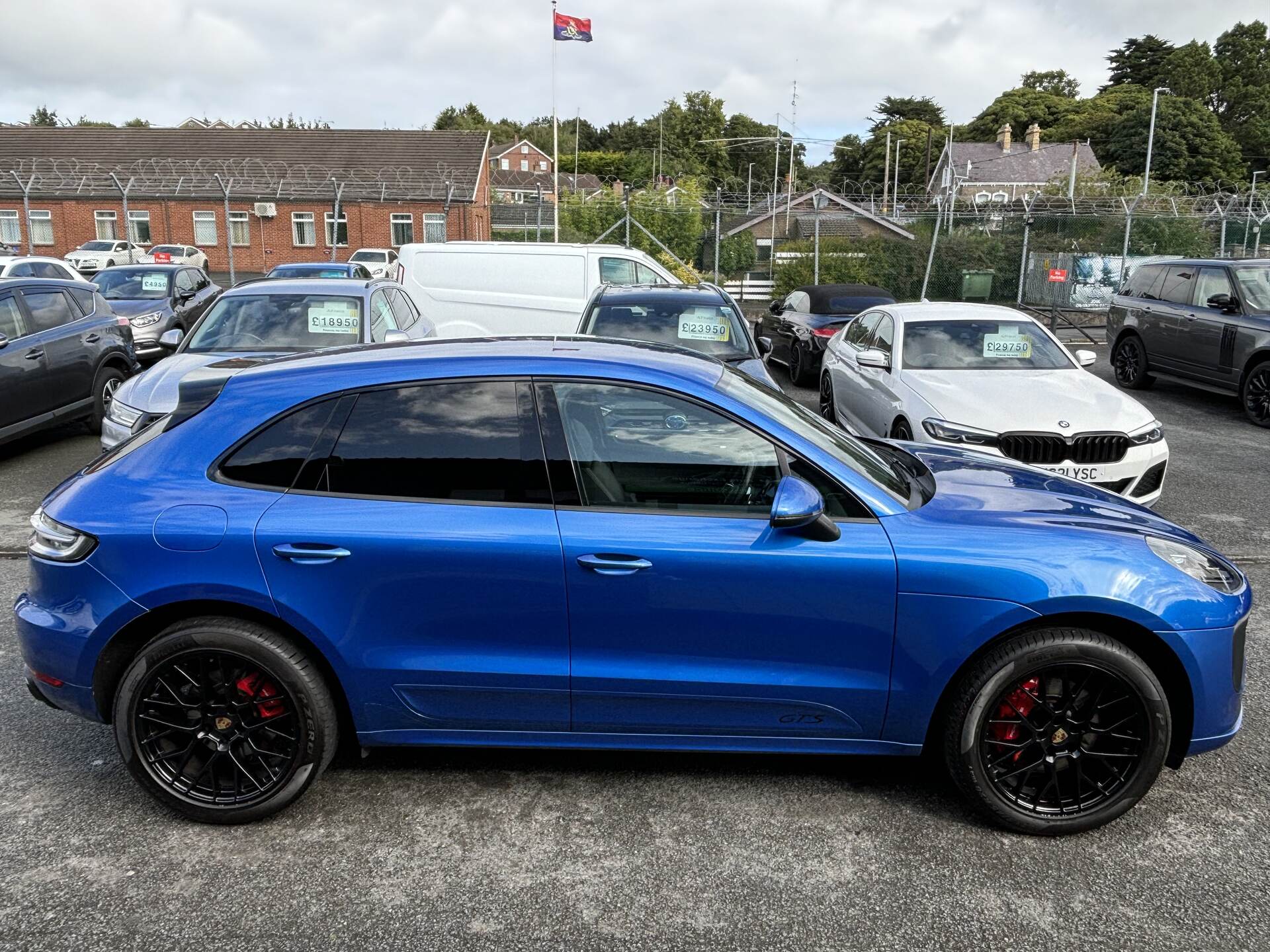 Porsche Macan ESTATE in Down