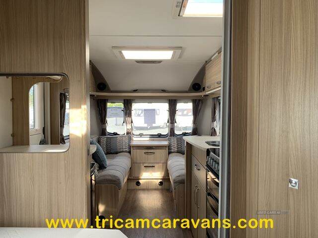 2016 Coachman Vision 560/4, Fixed Bed