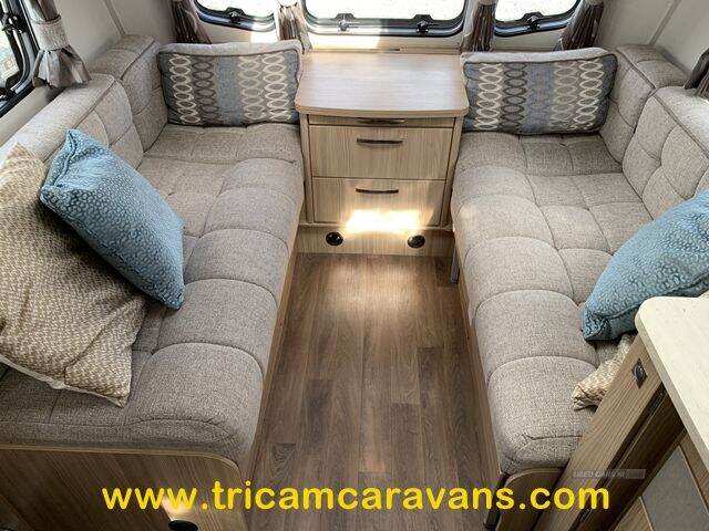 2016 Coachman Vision 560/4, Fixed Bed