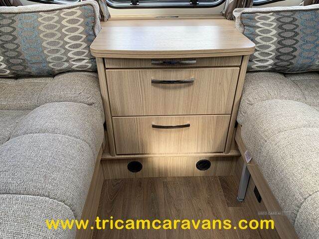 2016 Coachman Vision 560/4, Fixed Bed