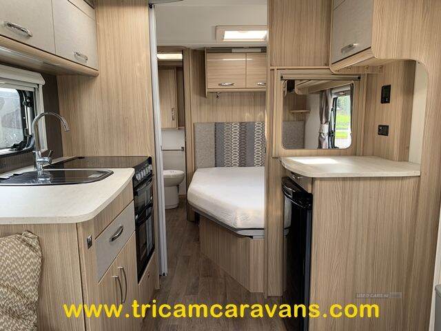 2016 Coachman Vision 560/4, Fixed Bed