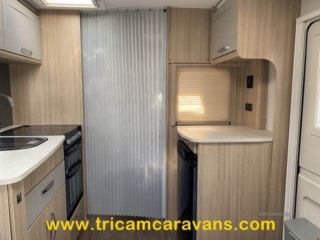 2016 Coachman Vision 560/4, Fixed Bed
