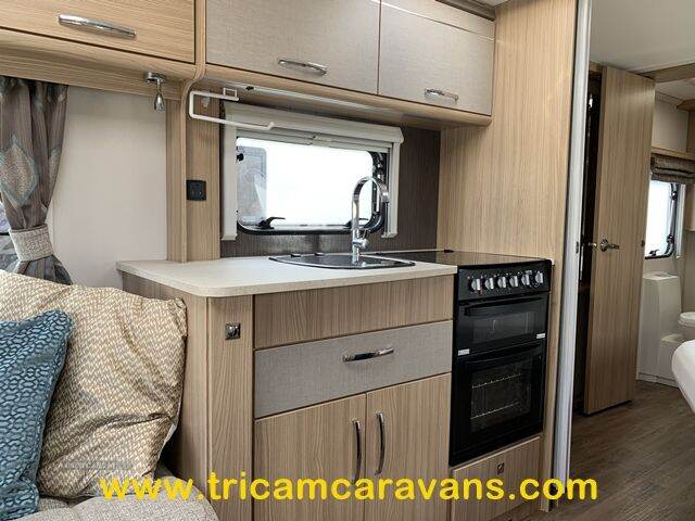 2016 Coachman Vision 560/4, Fixed Bed