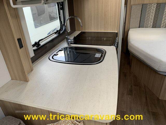 2016 Coachman Vision 560/4, Fixed Bed