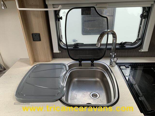 2016 Coachman Vision 560/4, Fixed Bed