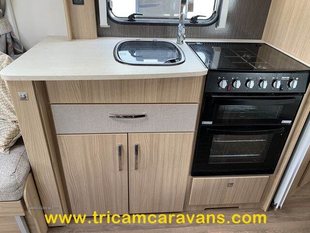 2016 Coachman Vision 560/4, Fixed Bed