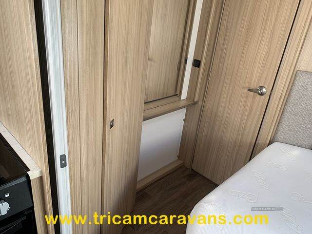 2016 Coachman Vision 560/4, Fixed Bed