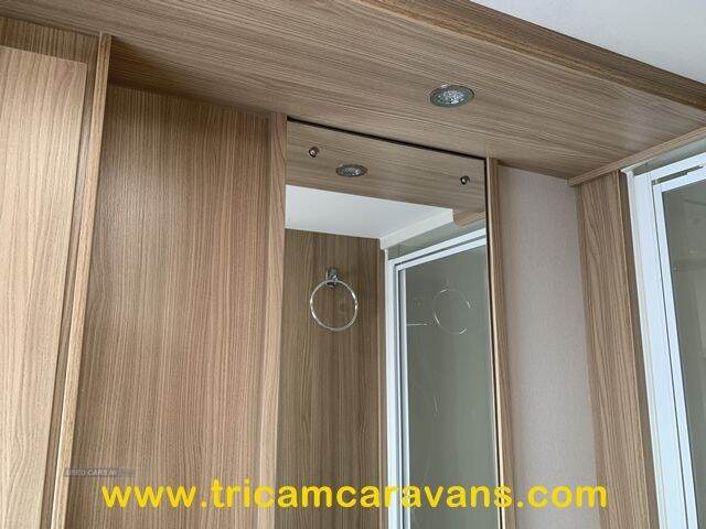 2016 Coachman Vision 560/4, Fixed Bed
