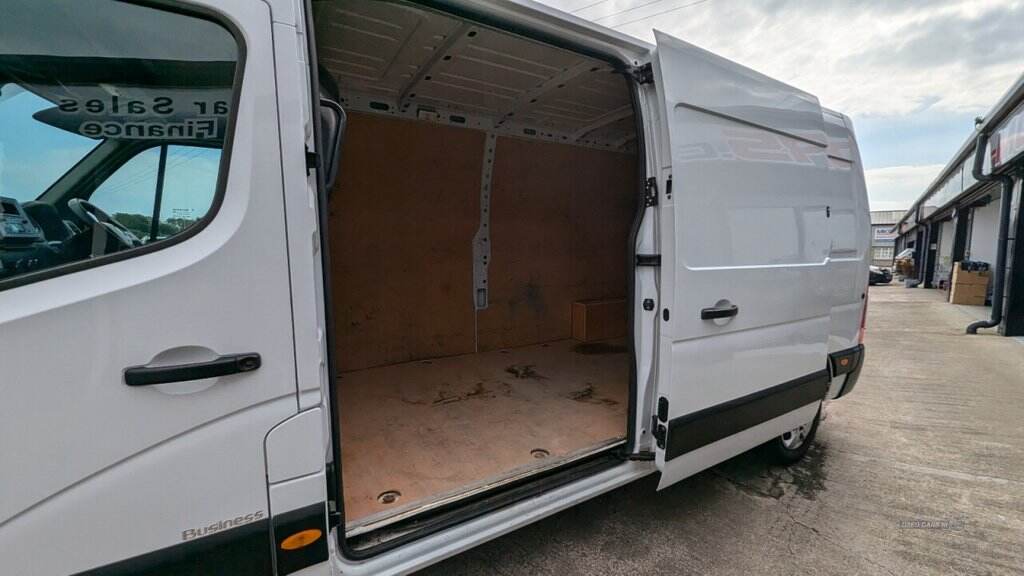 Oct 2020 Renault Master LM35dCi 135 Business+ Medium Roof Van