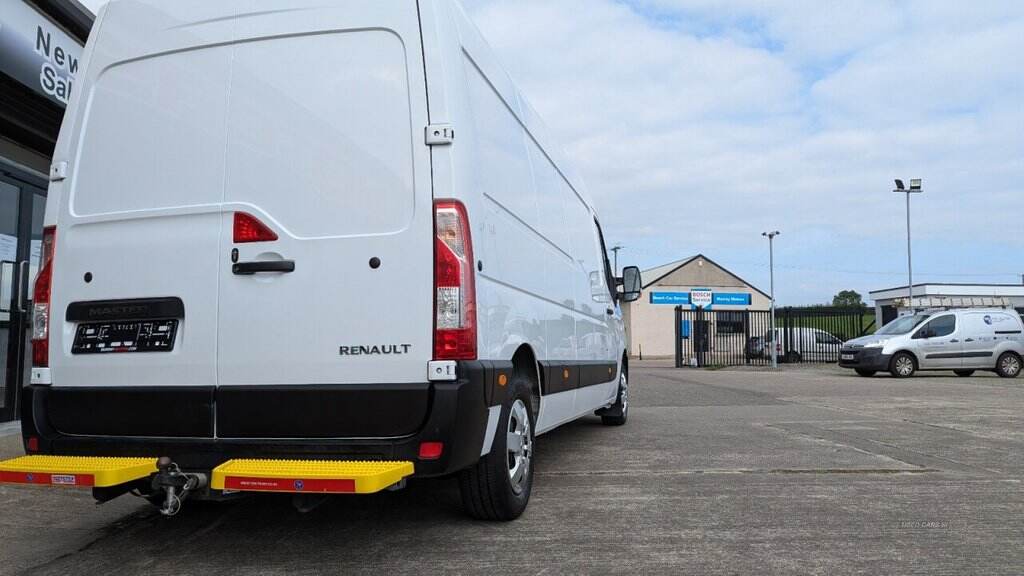 Oct 2020 Renault Master LM35dCi 135 Business+ Medium Roof Van