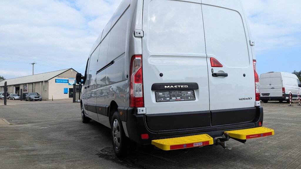 Oct 2020 Renault Master LM35dCi 135 Business+ Medium Roof Van