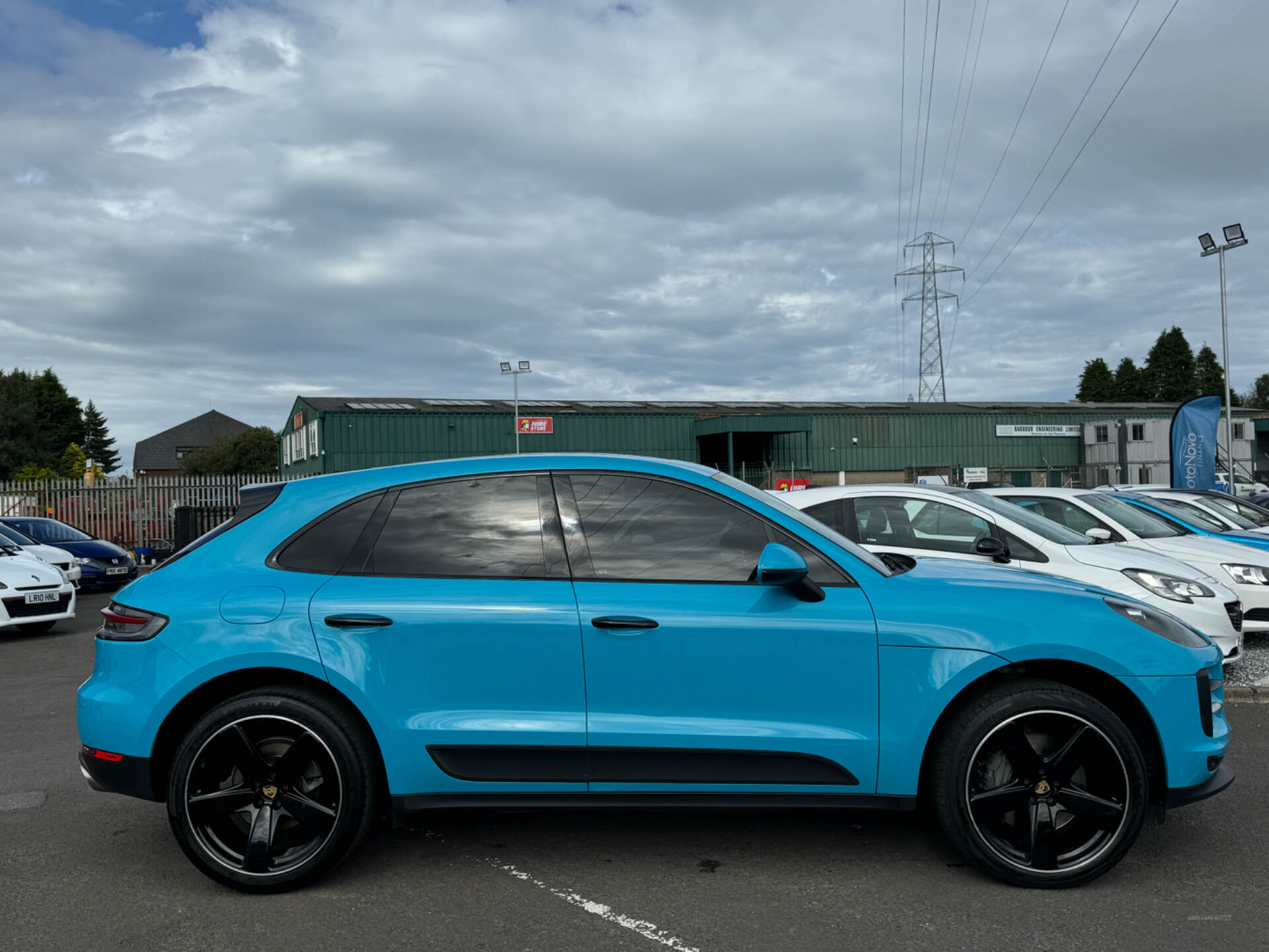 Porsche Macan ESTATE in Down