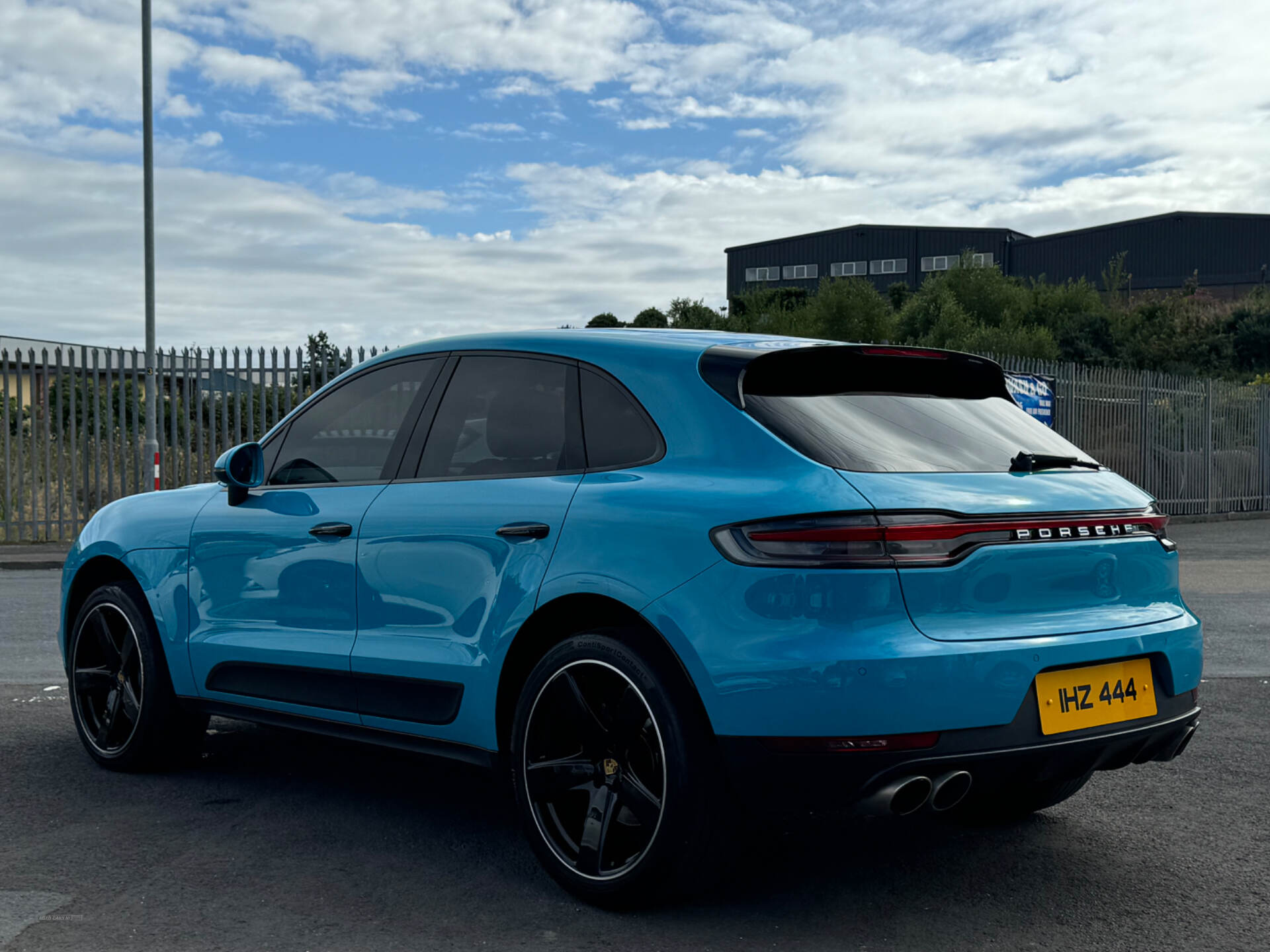 Porsche Macan ESTATE in Down