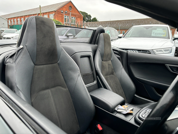 Jaguar F-Type CONVERTIBLE in Down