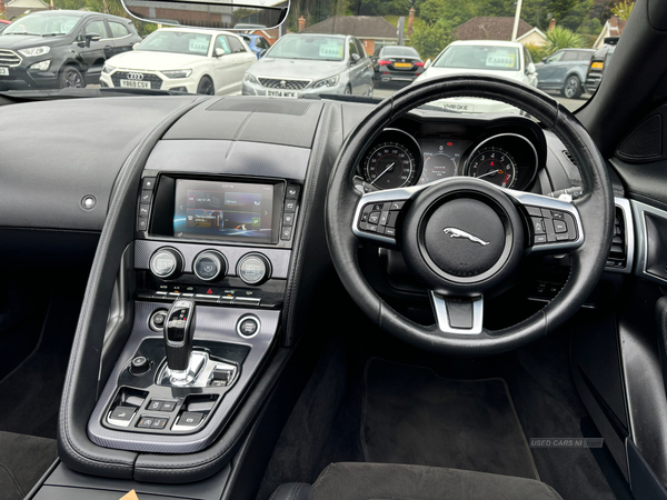 Jaguar F-Type CONVERTIBLE in Down