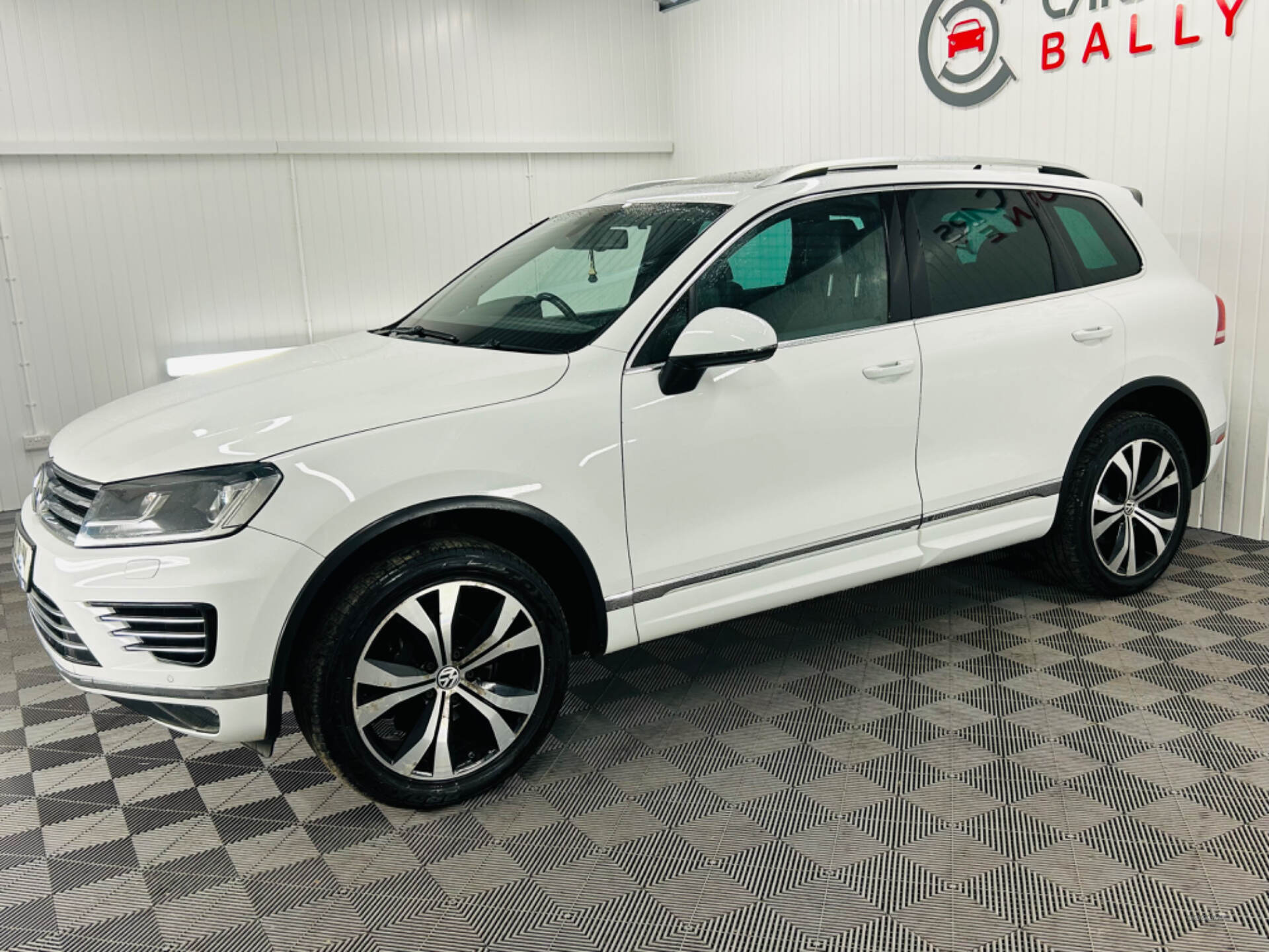 Volkswagen Touareg DIESEL ESTATE in Antrim