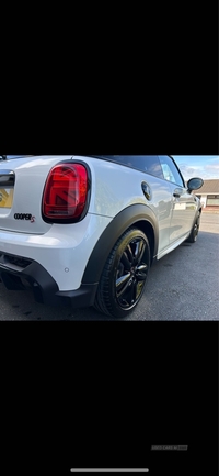 MINI Hatch 2.0 Cooper S Sport II 3dr Auto [Comfort/Nav Pack] in Down