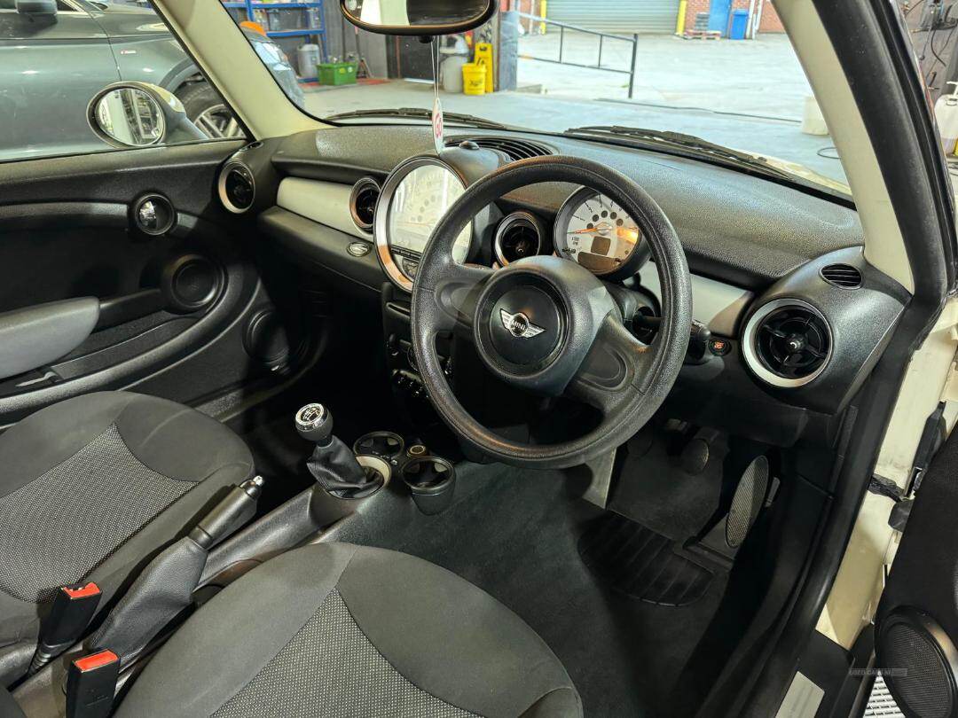 Feb 2012 MINI Hatch 1.6 First 3dr