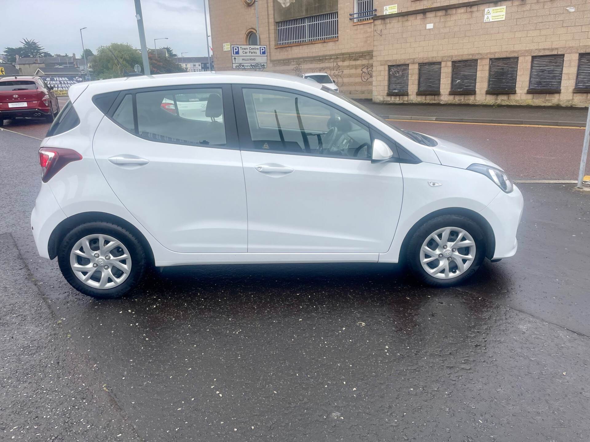 Hyundai i10 HATCHBACK in Down