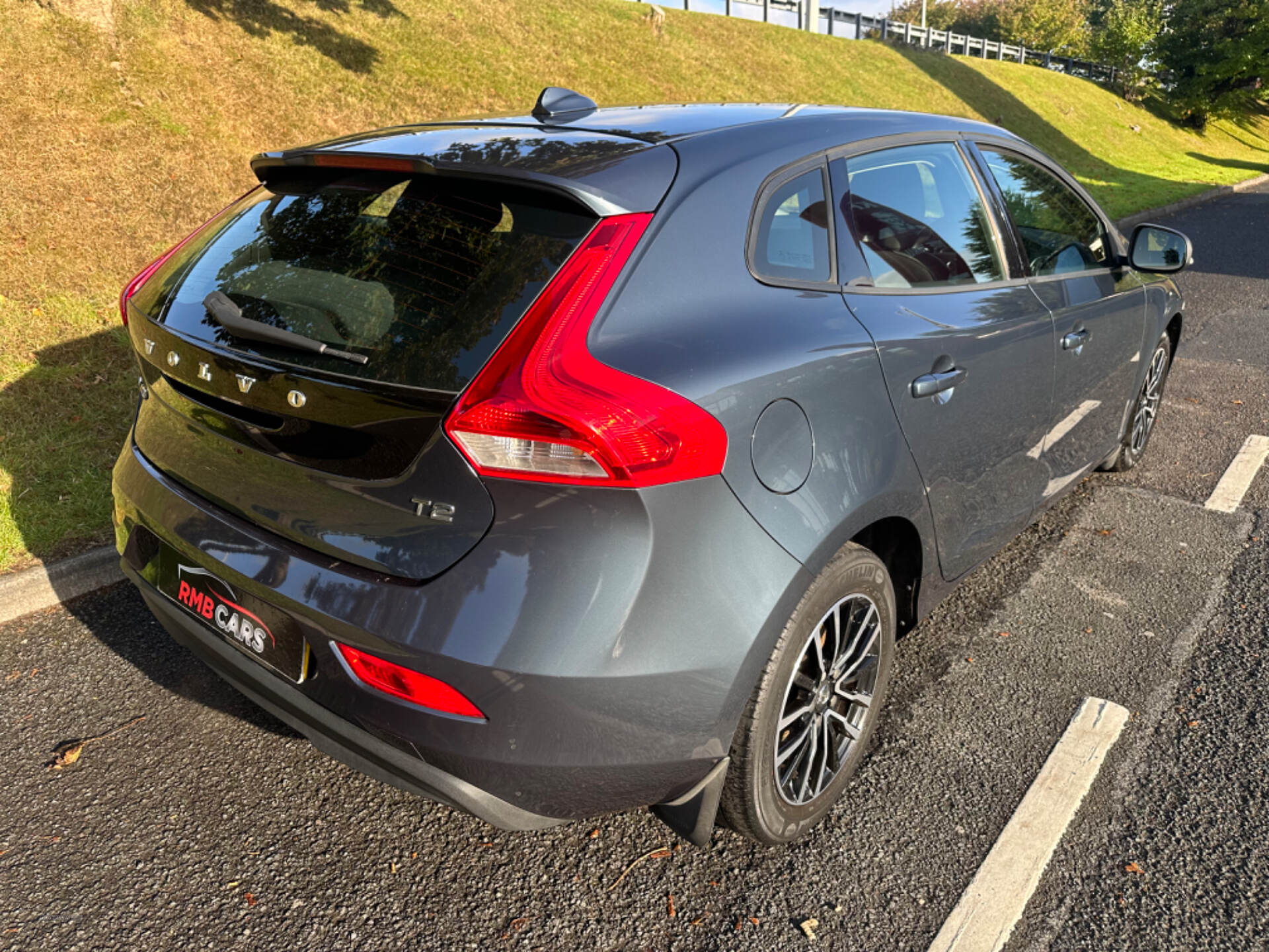 Volvo V40 HATCHBACK in Down