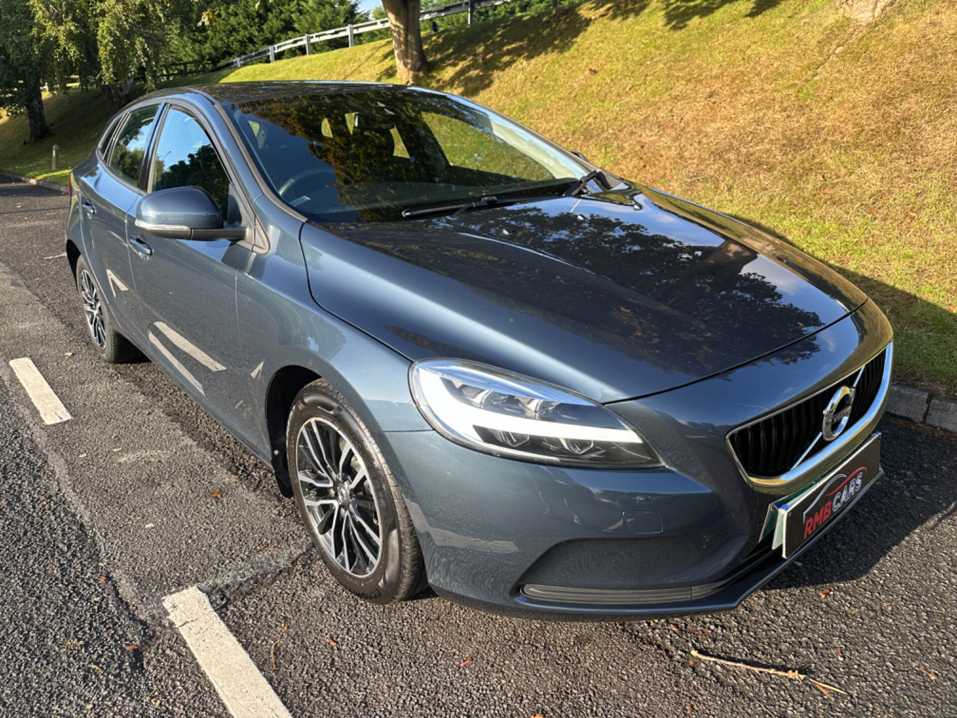 Volvo V40 HATCHBACK in Down