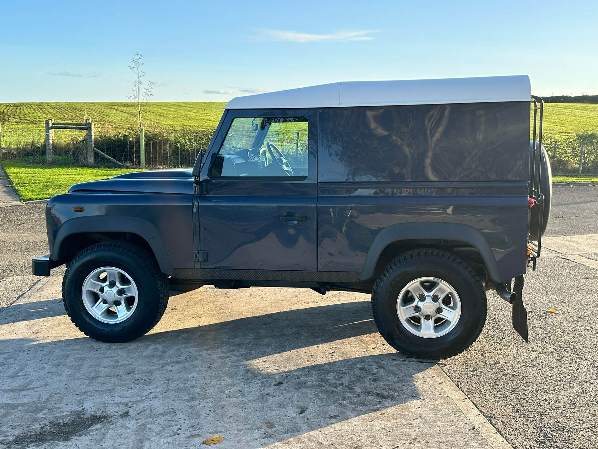 Land Rover Defender 90 SWB DIESEL in Down