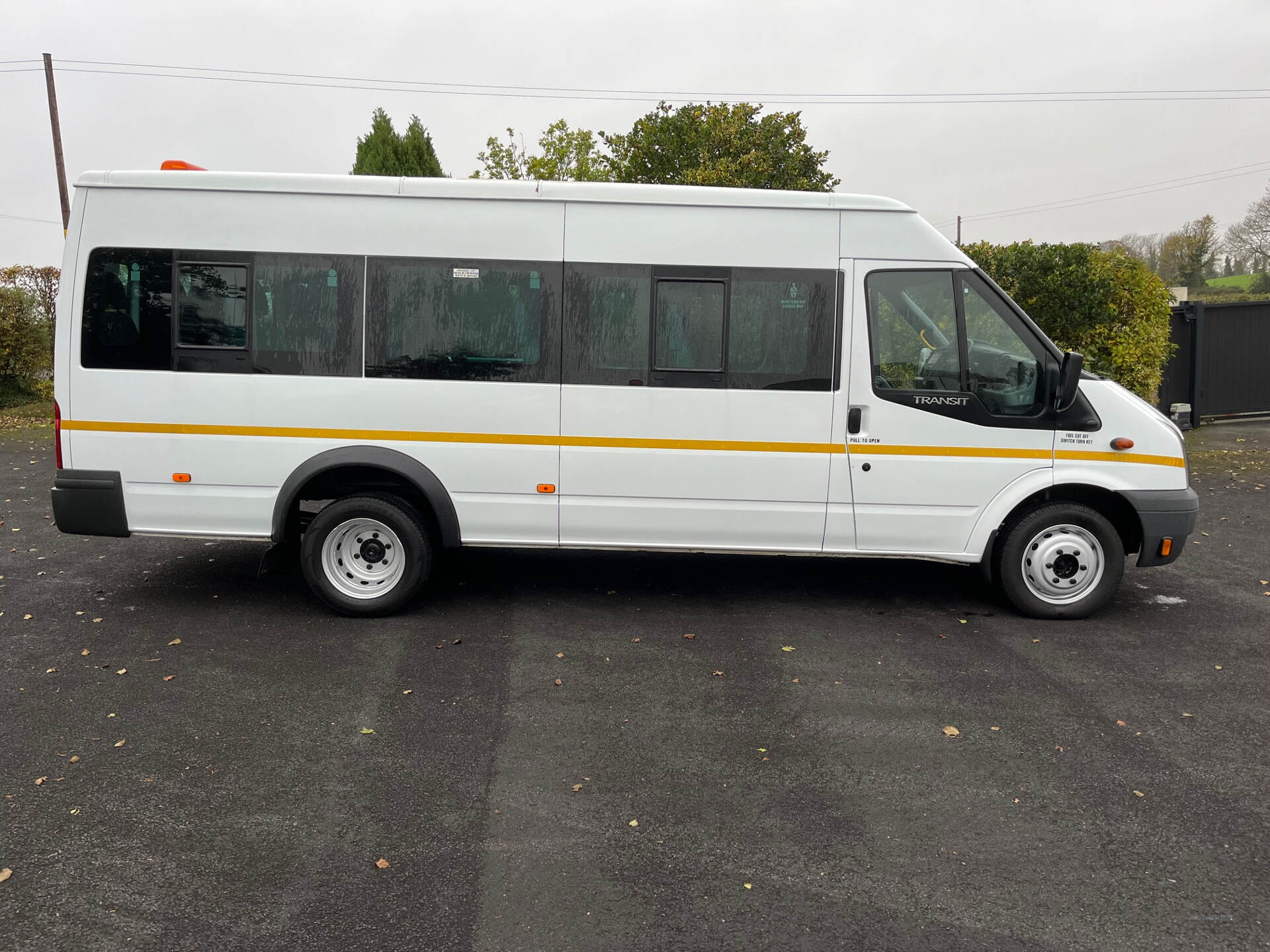 Feb 2014 Ford Transit Medium Roof 17 Seater TDCi 135ps
