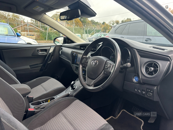 Toyota Auris HATCHBACK in Down